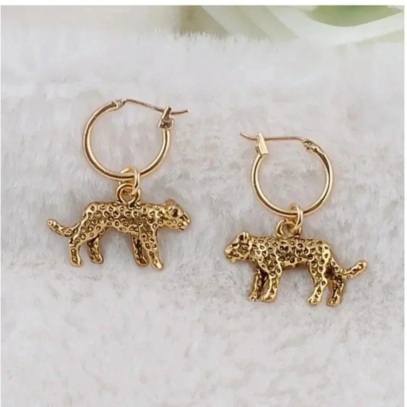 💚 NWTs Gold tone Cougar Hoop earrings - Picture 1 of 2
